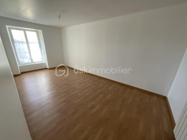 Située dans un environnement agréable et proche des commodités, cette maison familiale offre de beaux volumes et un fort potentiel pour accueillir une grande famille ou un projet de résidence secondaire.
✨ Descriptif du bien
Au rez-de-chaussée :
Un salon / séjour lumineux
Une cuisine indépendante
Une chambre
Une salle d’eau avec WC
À l’étage :
Quatre chambres
Une salle d’eau
Un WC indépendant
🚜 Les plus
Une grange en dépendance offrant de nombreuses possibilités : stockage, atelier, stationnement ou futur aménagement
Maison idéale pour une famille nombreuse
Beaux espaces de vie et fort potentiel d’aménagement
📍 Un secteur pratique et recherché
La commune de Villeneuve-l'Archevêque bénéficie d’un cadre de vie calme avec commerces, écoles et services à proximité, tout en restant facilement accessible.
✨ Une belle opportunité à découvrir sans tarder pour concrétiser votre projet immobilier !