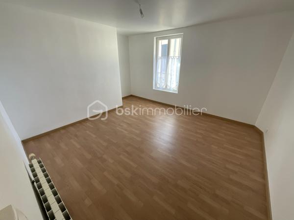 Située dans un environnement agréable et proche des commodités, cette maison familiale offre de beaux volumes et un fort potentiel pour accueillir une grande famille ou un projet de résidence secondaire.
✨ Descriptif du bien
Au rez-de-chaussée :
Un salon / séjour lumineux
Une cuisine indépendante
Une chambre
Une salle d’eau avec WC
À l’étage :
Quatre chambres
Une salle d’eau
Un WC indépendant
🚜 Les plus
Une grange en dépendance offrant de nombreuses possibilités : stockage, atelier, stationnement ou futur aménagement
Maison idéale pour une famille nombreuse
Beaux espaces de vie et fort potentiel d’aménagement
📍 Un secteur pratique et recherché
La commune de Villeneuve-l'Archevêque bénéficie d’un cadre de vie calme avec commerces, écoles et services à proximité, tout en restant facilement accessible.
✨ Une belle opportunité à découvrir sans tarder pour concrétiser votre projet immobilier !