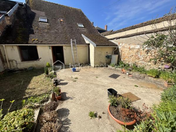 Située dans un environnement agréable et proche des commodités, cette maison familiale offre de beaux volumes et un fort potentiel pour accueillir une grande famille ou un projet de résidence secondaire.
✨ Descriptif du bien
Au rez-de-chaussée :
Un salon / séjour lumineux
Une cuisine indépendante
Une chambre
Une salle d’eau avec WC
À l’étage :
Quatre chambres
Une salle d’eau
Un WC indépendant
🚜 Les plus
Une grange en dépendance offrant de nombreuses possibilités : stockage, atelier, stationnement ou futur aménagement
Maison idéale pour une famille nombreuse
Beaux espaces de vie et fort potentiel d’aménagement
📍 Un secteur pratique et recherché
La commune de Villeneuve-l'Archevêque bénéficie d’un cadre de vie calme avec commerces, écoles et services à proximité, tout en restant facilement accessible.
✨ Une belle opportunité à découvrir sans tarder pour concrétiser votre projet immobilier !
