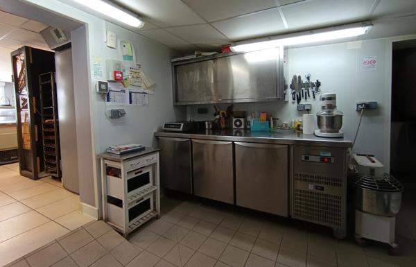 A VENDRE Batiment commercial 150m2, BOURCEFRANC LE CHAPUS, Dpt Charente Maritime (17)