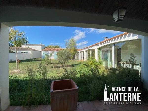SAINT-PIERRE (CENTRE) - MAISON DE 180 m² - TERRAIN 1000 m²