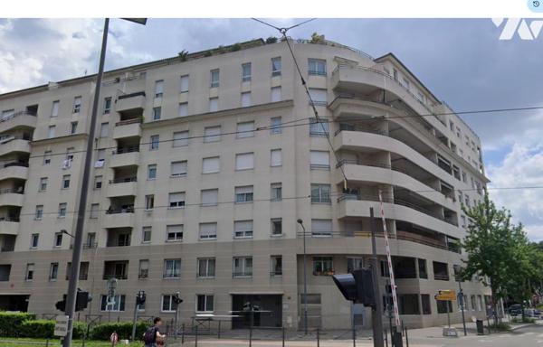 au sixième étage; un appartement de type T3 avec garage