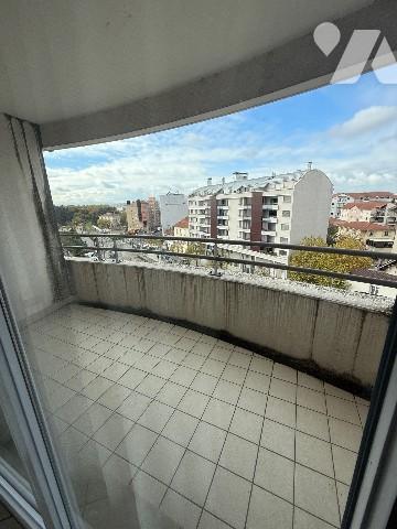 au sixième étage; un appartement de type T3 avec garage
