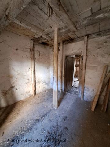 Batisse de caractère en pierre à rénover SAUVAGNAT SAINTE MARTHE (63)