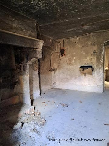 Batisse de caractère en pierre à rénover SAUVAGNAT SAINTE MARTHE (63)