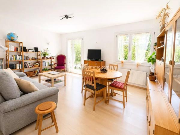 Vente                                                      Appartement
                        
                     4 pièces                      80 m2                     à Bons-en-Chablais
