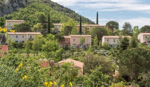 INVESTISSEMENT LOCATIF – GROSPIERRES – Résidence Tourisme Pierre & Vacances Village Le Rouret - 5,58 % de rentabilité
