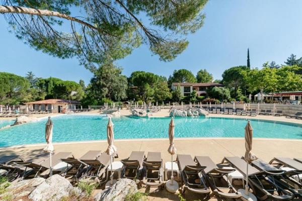 INVESTISSEMENT LOCATIF – GROSPIERRES – Résidence Tourisme Pierre & Vacances Village Le Rouret - 5,58 % de rentabilité