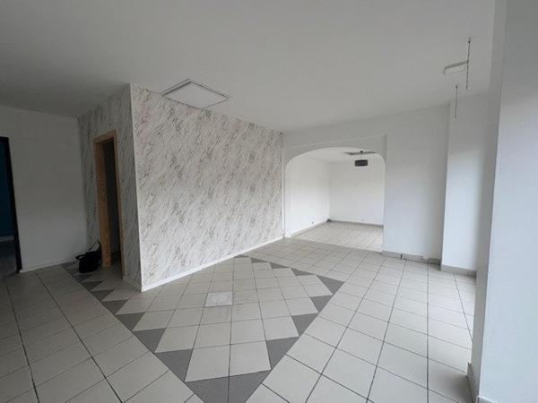 MURS COMMERVCIAUX ET APPARTEMENT T3