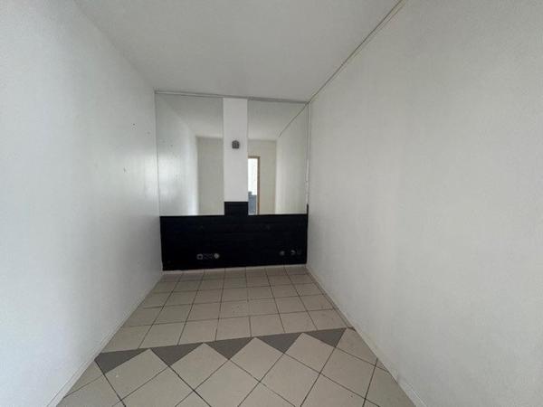 MURS COMMERVCIAUX ET APPARTEMENT T3