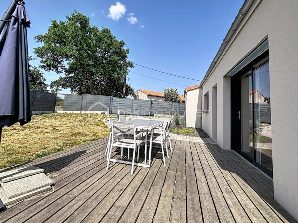 Maison entièrement rénovée située à seulement 10 minutes de Bressuire.

Vous débuterez la visite par une vaste pièce de vie d’environ 70 m², composée d’une cuisine aménagée et équipée ouverte sur la salle à manger ainsi qu’un salon chaleureux sur parquet massif, agrémenté d’un insert bois. Côté pratique, vous bénéficierez d’une arrière-cuisine d’environ 15 m² ainsi que d’un garage attenant à la cuisine.

Côté nuit, la maison offre une suite parentale au rez-de-chaussée. À l’étage, vous découvrirez une seconde chambre disposant de sa propre salle d’eau avec WC. Une mezzanine d’environ 37 m², sublimée par sa charpente apparente, complète cet espace et pourra être aménagée selon vos envies (bureau, salle de jeux, espace détente ou chambre supplémentaire).

À l’extérieur, les aménagements paysagers ont été pensés pour profiter pleinement des beaux jours : terrasse, dépendance en pierre à rénover selon vos projets et second garage d’environ 33 m².

À savoir : une troisième chambre peut tout à fait être créée selon vos besoins. Il est également possible d’acquérir un terrain attenant d’environ 400 m² avec dépendance.

Si vous recherchez un bien alliant charme, belles prestations énergétiques, potentiel d’aménagement et un logement dans lequel vous n’aurez plus qu’à poser vos valises, alors n’hésitez pas à me contacter pour organiser une visite.