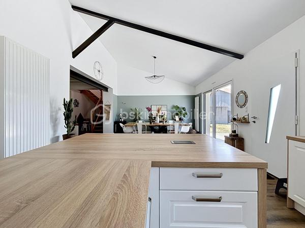 Maison entièrement rénovée située à seulement 10 minutes de Bressuire.

Vous débuterez la visite par une vaste pièce de vie d’environ 70 m², composée d’une cuisine aménagée et équipée ouverte sur la salle à manger ainsi qu’un salon chaleureux sur parquet massif, agrémenté d’un insert bois. Côté pratique, vous bénéficierez d’une arrière-cuisine d’environ 15 m² ainsi que d’un garage attenant à la cuisine.

Côté nuit, la maison offre une suite parentale au rez-de-chaussée. À l’étage, vous découvrirez une seconde chambre disposant de sa propre salle d’eau avec WC. Une mezzanine d’environ 37 m², sublimée par sa charpente apparente, complète cet espace et pourra être aménagée selon vos envies (bureau, salle de jeux, espace détente ou chambre supplémentaire).

À l’extérieur, les aménagements paysagers ont été pensés pour profiter pleinement des beaux jours : terrasse, dépendance en pierre à rénover selon vos projets et second garage d’environ 33 m².

À savoir : une troisième chambre peut tout à fait être créée selon vos besoins. Il est également possible d’acquérir un terrain attenant d’environ 400 m² avec dépendance.

Si vous recherchez un bien alliant charme, belles prestations énergétiques, potentiel d’aménagement et un logement dans lequel vous n’aurez plus qu’à poser vos valises, alors n’hésitez pas à me contacter pour organiser une visite.