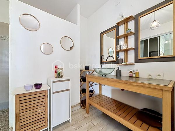 Maison entièrement rénovée située à seulement 10 minutes de Bressuire.

Vous débuterez la visite par une vaste pièce de vie d’environ 70 m², composée d’une cuisine aménagée et équipée ouverte sur la salle à manger ainsi qu’un salon chaleureux sur parquet massif, agrémenté d’un insert bois. Côté pratique, vous bénéficierez d’une arrière-cuisine d’environ 15 m² ainsi que d’un garage attenant à la cuisine.

Côté nuit, la maison offre une suite parentale au rez-de-chaussée. À l’étage, vous découvrirez une seconde chambre disposant de sa propre salle d’eau avec WC. Une mezzanine d’environ 37 m², sublimée par sa charpente apparente, complète cet espace et pourra être aménagée selon vos envies (bureau, salle de jeux, espace détente ou chambre supplémentaire).

À l’extérieur, les aménagements paysagers ont été pensés pour profiter pleinement des beaux jours : terrasse, dépendance en pierre à rénover selon vos projets et second garage d’environ 33 m².

À savoir : une troisième chambre peut tout à fait être créée selon vos besoins. Il est également possible d’acquérir un terrain attenant d’environ 400 m² avec dépendance.

Si vous recherchez un bien alliant charme, belles prestations énergétiques, potentiel d’aménagement et un logement dans lequel vous n’aurez plus qu’à poser vos valises, alors n’hésitez pas à me contacter pour organiser une visite.