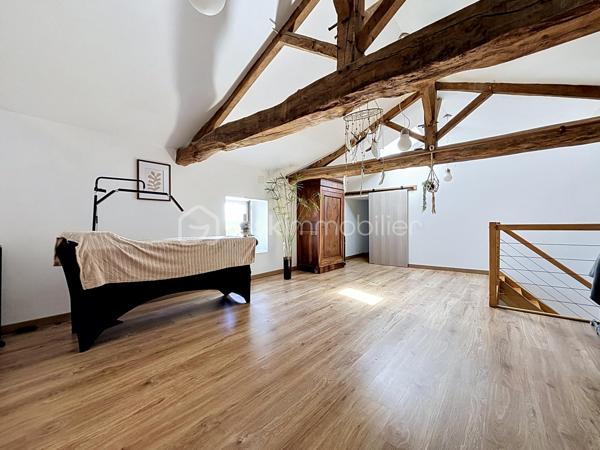 Maison entièrement rénovée située à seulement 10 minutes de Bressuire.

Vous débuterez la visite par une vaste pièce de vie d’environ 70 m², composée d’une cuisine aménagée et équipée ouverte sur la salle à manger ainsi qu’un salon chaleureux sur parquet massif, agrémenté d’un insert bois. Côté pratique, vous bénéficierez d’une arrière-cuisine d’environ 15 m² ainsi que d’un garage attenant à la cuisine.

Côté nuit, la maison offre une suite parentale au rez-de-chaussée. À l’étage, vous découvrirez une seconde chambre disposant de sa propre salle d’eau avec WC. Une mezzanine d’environ 37 m², sublimée par sa charpente apparente, complète cet espace et pourra être aménagée selon vos envies (bureau, salle de jeux, espace détente ou chambre supplémentaire).

À l’extérieur, les aménagements paysagers ont été pensés pour profiter pleinement des beaux jours : terrasse, dépendance en pierre à rénover selon vos projets et second garage d’environ 33 m².

À savoir : une troisième chambre peut tout à fait être créée selon vos besoins. Il est également possible d’acquérir un terrain attenant d’environ 400 m² avec dépendance.

Si vous recherchez un bien alliant charme, belles prestations énergétiques, potentiel d’aménagement et un logement dans lequel vous n’aurez plus qu’à poser vos valises, alors n’hésitez pas à me contacter pour organiser une visite.