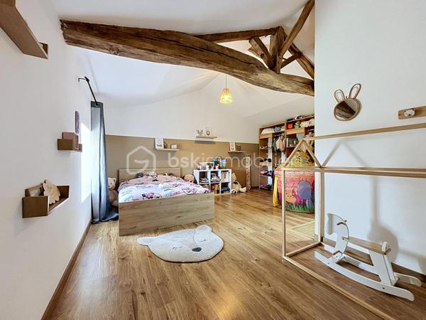 Maison entièrement rénovée située à seulement 10 minutes de Bressuire.

Vous débuterez la visite par une vaste pièce de vie d’environ 70 m², composée d’une cuisine aménagée et équipée ouverte sur la salle à manger ainsi qu’un salon chaleureux sur parquet massif, agrémenté d’un insert bois. Côté pratique, vous bénéficierez d’une arrière-cuisine d’environ 15 m² ainsi que d’un garage attenant à la cuisine.

Côté nuit, la maison offre une suite parentale au rez-de-chaussée. À l’étage, vous découvrirez une seconde chambre disposant de sa propre salle d’eau avec WC. Une mezzanine d’environ 37 m², sublimée par sa charpente apparente, complète cet espace et pourra être aménagée selon vos envies (bureau, salle de jeux, espace détente ou chambre supplémentaire).

À l’extérieur, les aménagements paysagers ont été pensés pour profiter pleinement des beaux jours : terrasse, dépendance en pierre à rénover selon vos projets et second garage d’environ 33 m².

À savoir : une troisième chambre peut tout à fait être créée selon vos besoins. Il est également possible d’acquérir un terrain attenant d’environ 400 m² avec dépendance.

Si vous recherchez un bien alliant charme, belles prestations énergétiques, potentiel d’aménagement et un logement dans lequel vous n’aurez plus qu’à poser vos valises, alors n’hésitez pas à me contacter pour organiser une visite.