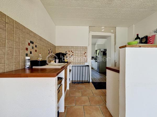 Maison entièrement rénovée située à seulement 10 minutes de Bressuire.

Vous débuterez la visite par une vaste pièce de vie d’environ 70 m², composée d’une cuisine aménagée et équipée ouverte sur la salle à manger ainsi qu’un salon chaleureux sur parquet massif, agrémenté d’un insert bois. Côté pratique, vous bénéficierez d’une arrière-cuisine d’environ 15 m² ainsi que d’un garage attenant à la cuisine.

Côté nuit, la maison offre une suite parentale au rez-de-chaussée. À l’étage, vous découvrirez une seconde chambre disposant de sa propre salle d’eau avec WC. Une mezzanine d’environ 37 m², sublimée par sa charpente apparente, complète cet espace et pourra être aménagée selon vos envies (bureau, salle de jeux, espace détente ou chambre supplémentaire).

À l’extérieur, les aménagements paysagers ont été pensés pour profiter pleinement des beaux jours : terrasse, dépendance en pierre à rénover selon vos projets et second garage d’environ 33 m².

À savoir : une troisième chambre peut tout à fait être créée selon vos besoins. Il est également possible d’acquérir un terrain attenant d’environ 400 m² avec dépendance.

Si vous recherchez un bien alliant charme, belles prestations énergétiques, potentiel d’aménagement et un logement dans lequel vous n’aurez plus qu’à poser vos valises, alors n’hésitez pas à me contacter pour organiser une visite.