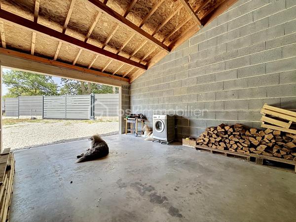 Maison entièrement rénovée située à seulement 10 minutes de Bressuire.

Vous débuterez la visite par une vaste pièce de vie d’environ 70 m², composée d’une cuisine aménagée et équipée ouverte sur la salle à manger ainsi qu’un salon chaleureux sur parquet massif, agrémenté d’un insert bois. Côté pratique, vous bénéficierez d’une arrière-cuisine d’environ 15 m² ainsi que d’un garage attenant à la cuisine.

Côté nuit, la maison offre une suite parentale au rez-de-chaussée. À l’étage, vous découvrirez une seconde chambre disposant de sa propre salle d’eau avec WC. Une mezzanine d’environ 37 m², sublimée par sa charpente apparente, complète cet espace et pourra être aménagée selon vos envies (bureau, salle de jeux, espace détente ou chambre supplémentaire).

À l’extérieur, les aménagements paysagers ont été pensés pour profiter pleinement des beaux jours : terrasse, dépendance en pierre à rénover selon vos projets et second garage d’environ 33 m².

À savoir : une troisième chambre peut tout à fait être créée selon vos besoins. Il est également possible d’acquérir un terrain attenant d’environ 400 m² avec dépendance.

Si vous recherchez un bien alliant charme, belles prestations énergétiques, potentiel d’aménagement et un logement dans lequel vous n’aurez plus qu’à poser vos valises, alors n’hésitez pas à me contacter pour organiser une visite.