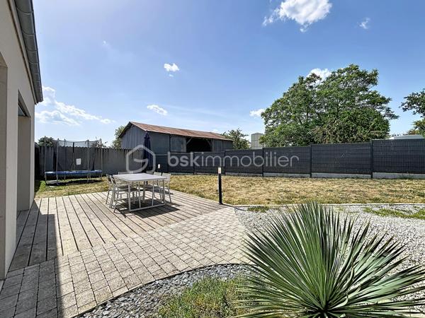 Maison entièrement rénovée située à seulement 10 minutes de Bressuire.

Vous débuterez la visite par une vaste pièce de vie d’environ 70 m², composée d’une cuisine aménagée et équipée ouverte sur la salle à manger ainsi qu’un salon chaleureux sur parquet massif, agrémenté d’un insert bois. Côté pratique, vous bénéficierez d’une arrière-cuisine d’environ 15 m² ainsi que d’un garage attenant à la cuisine.

Côté nuit, la maison offre une suite parentale au rez-de-chaussée. À l’étage, vous découvrirez une seconde chambre disposant de sa propre salle d’eau avec WC. Une mezzanine d’environ 37 m², sublimée par sa charpente apparente, complète cet espace et pourra être aménagée selon vos envies (bureau, salle de jeux, espace détente ou chambre supplémentaire).

À l’extérieur, les aménagements paysagers ont été pensés pour profiter pleinement des beaux jours : terrasse, dépendance en pierre à rénover selon vos projets et second garage d’environ 33 m².

À savoir : une troisième chambre peut tout à fait être créée selon vos besoins. Il est également possible d’acquérir un terrain attenant d’environ 400 m² avec dépendance.

Si vous recherchez un bien alliant charme, belles prestations énergétiques, potentiel d’aménagement et un logement dans lequel vous n’aurez plus qu’à poser vos valises, alors n’hésitez pas à me contacter pour organiser une visite.