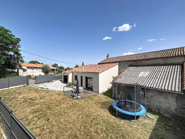 Maison entièrement rénovée située à seulement 10 minutes de Bressuire.

Vous débuterez la visite par une vaste pièce de vie d’environ 70 m², composée d’une cuisine aménagée et équipée ouverte sur la salle à manger ainsi qu’un salon chaleureux sur parquet massif, agrémenté d’un insert bois. Côté pratique, vous bénéficierez d’une arrière-cuisine d’environ 15 m² ainsi que d’un garage attenant à la cuisine.

Côté nuit, la maison offre une suite parentale au rez-de-chaussée. À l’étage, vous découvrirez une seconde chambre disposant de sa propre salle d’eau avec WC. Une mezzanine d’environ 37 m², sublimée par sa charpente apparente, complète cet espace et pourra être aménagée selon vos envies (bureau, salle de jeux, espace détente ou chambre supplémentaire).

À l’extérieur, les aménagements paysagers ont été pensés pour profiter pleinement des beaux jours : terrasse, dépendance en pierre à rénover selon vos projets et second garage d’environ 33 m².

À savoir : une troisième chambre peut tout à fait être créée selon vos besoins. Il est également possible d’acquérir un terrain attenant d’environ 400 m² avec dépendance.

Si vous recherchez un bien alliant charme, belles prestations énergétiques, potentiel d’aménagement et un logement dans lequel vous n’aurez plus qu’à poser vos valises, alors n’hésitez pas à me contacter pour organiser une visite.
