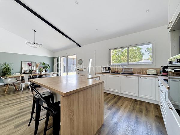 Maison entièrement rénovée située à seulement 10 minutes de Bressuire.

Vous débuterez la visite par une vaste pièce de vie d’environ 70 m², composée d’une cuisine aménagée et équipée ouverte sur la salle à manger ainsi qu’un salon chaleureux sur parquet massif, agrémenté d’un insert bois. Côté pratique, vous bénéficierez d’une arrière-cuisine d’environ 15 m² ainsi que d’un garage attenant à la cuisine.

Côté nuit, la maison offre une suite parentale au rez-de-chaussée. À l’étage, vous découvrirez une seconde chambre disposant de sa propre salle d’eau avec WC. Une mezzanine d’environ 37 m², sublimée par sa charpente apparente, complète cet espace et pourra être aménagée selon vos envies (bureau, salle de jeux, espace détente ou chambre supplémentaire).

À l’extérieur, les aménagements paysagers ont été pensés pour profiter pleinement des beaux jours : terrasse, dépendance en pierre à rénover selon vos projets et second garage d’environ 33 m².

À savoir : une troisième chambre peut tout à fait être créée selon vos besoins. Il est également possible d’acquérir un terrain attenant d’environ 400 m² avec dépendance.

Si vous recherchez un bien alliant charme, belles prestations énergétiques, potentiel d’aménagement et un logement dans lequel vous n’aurez plus qu’à poser vos valises, alors n’hésitez pas à me contacter pour organiser une visite.