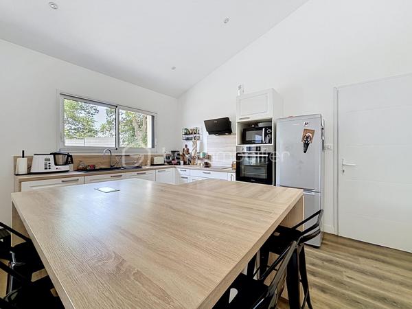 Maison entièrement rénovée située à seulement 10 minutes de Bressuire.

Vous débuterez la visite par une vaste pièce de vie d’environ 70 m², composée d’une cuisine aménagée et équipée ouverte sur la salle à manger ainsi qu’un salon chaleureux sur parquet massif, agrémenté d’un insert bois. Côté pratique, vous bénéficierez d’une arrière-cuisine d’environ 15 m² ainsi que d’un garage attenant à la cuisine.

Côté nuit, la maison offre une suite parentale au rez-de-chaussée. À l’étage, vous découvrirez une seconde chambre disposant de sa propre salle d’eau avec WC. Une mezzanine d’environ 37 m², sublimée par sa charpente apparente, complète cet espace et pourra être aménagée selon vos envies (bureau, salle de jeux, espace détente ou chambre supplémentaire).

À l’extérieur, les aménagements paysagers ont été pensés pour profiter pleinement des beaux jours : terrasse, dépendance en pierre à rénover selon vos projets et second garage d’environ 33 m².

À savoir : une troisième chambre peut tout à fait être créée selon vos besoins. Il est également possible d’acquérir un terrain attenant d’environ 400 m² avec dépendance.

Si vous recherchez un bien alliant charme, belles prestations énergétiques, potentiel d’aménagement et un logement dans lequel vous n’aurez plus qu’à poser vos valises, alors n’hésitez pas à me contacter pour organiser une visite.