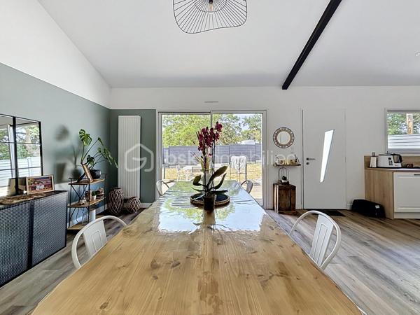 Maison entièrement rénovée située à seulement 10 minutes de Bressuire.

Vous débuterez la visite par une vaste pièce de vie d’environ 70 m², composée d’une cuisine aménagée et équipée ouverte sur la salle à manger ainsi qu’un salon chaleureux sur parquet massif, agrémenté d’un insert bois. Côté pratique, vous bénéficierez d’une arrière-cuisine d’environ 15 m² ainsi que d’un garage attenant à la cuisine.

Côté nuit, la maison offre une suite parentale au rez-de-chaussée. À l’étage, vous découvrirez une seconde chambre disposant de sa propre salle d’eau avec WC. Une mezzanine d’environ 37 m², sublimée par sa charpente apparente, complète cet espace et pourra être aménagée selon vos envies (bureau, salle de jeux, espace détente ou chambre supplémentaire).

À l’extérieur, les aménagements paysagers ont été pensés pour profiter pleinement des beaux jours : terrasse, dépendance en pierre à rénover selon vos projets et second garage d’environ 33 m².

À savoir : une troisième chambre peut tout à fait être créée selon vos besoins. Il est également possible d’acquérir un terrain attenant d’environ 400 m² avec dépendance.

Si vous recherchez un bien alliant charme, belles prestations énergétiques, potentiel d’aménagement et un logement dans lequel vous n’aurez plus qu’à poser vos valises, alors n’hésitez pas à me contacter pour organiser une visite.