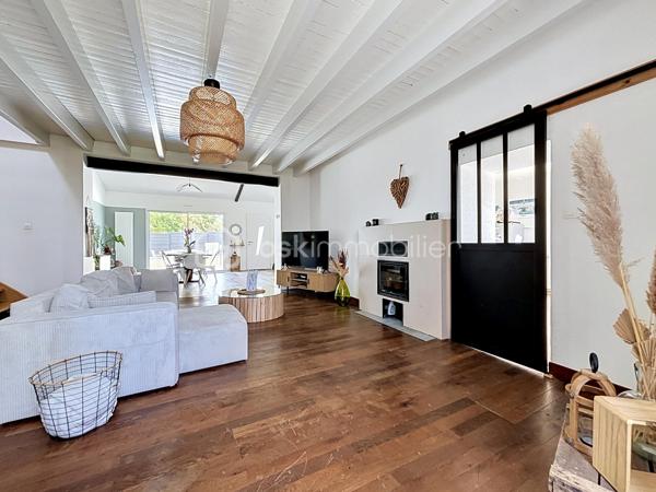 Maison entièrement rénovée située à seulement 10 minutes de Bressuire.

Vous débuterez la visite par une vaste pièce de vie d’environ 70 m², composée d’une cuisine aménagée et équipée ouverte sur la salle à manger ainsi qu’un salon chaleureux sur parquet massif, agrémenté d’un insert bois. Côté pratique, vous bénéficierez d’une arrière-cuisine d’environ 15 m² ainsi que d’un garage attenant à la cuisine.

Côté nuit, la maison offre une suite parentale au rez-de-chaussée. À l’étage, vous découvrirez une seconde chambre disposant de sa propre salle d’eau avec WC. Une mezzanine d’environ 37 m², sublimée par sa charpente apparente, complète cet espace et pourra être aménagée selon vos envies (bureau, salle de jeux, espace détente ou chambre supplémentaire).

À l’extérieur, les aménagements paysagers ont été pensés pour profiter pleinement des beaux jours : terrasse, dépendance en pierre à rénover selon vos projets et second garage d’environ 33 m².

À savoir : une troisième chambre peut tout à fait être créée selon vos besoins. Il est également possible d’acquérir un terrain attenant d’environ 400 m² avec dépendance.

Si vous recherchez un bien alliant charme, belles prestations énergétiques, potentiel d’aménagement et un logement dans lequel vous n’aurez plus qu’à poser vos valises, alors n’hésitez pas à me contacter pour organiser une visite.