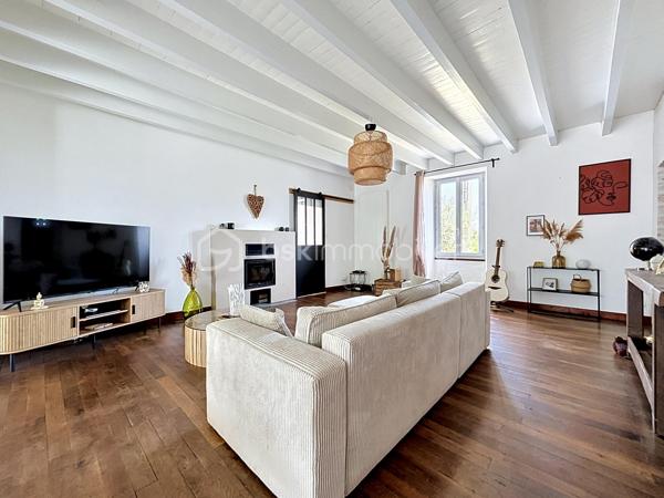 Maison entièrement rénovée située à seulement 10 minutes de Bressuire.

Vous débuterez la visite par une vaste pièce de vie d’environ 70 m², composée d’une cuisine aménagée et équipée ouverte sur la salle à manger ainsi qu’un salon chaleureux sur parquet massif, agrémenté d’un insert bois. Côté pratique, vous bénéficierez d’une arrière-cuisine d’environ 15 m² ainsi que d’un garage attenant à la cuisine.

Côté nuit, la maison offre une suite parentale au rez-de-chaussée. À l’étage, vous découvrirez une seconde chambre disposant de sa propre salle d’eau avec WC. Une mezzanine d’environ 37 m², sublimée par sa charpente apparente, complète cet espace et pourra être aménagée selon vos envies (bureau, salle de jeux, espace détente ou chambre supplémentaire).

À l’extérieur, les aménagements paysagers ont été pensés pour profiter pleinement des beaux jours : terrasse, dépendance en pierre à rénover selon vos projets et second garage d’environ 33 m².

À savoir : une troisième chambre peut tout à fait être créée selon vos besoins. Il est également possible d’acquérir un terrain attenant d’environ 400 m² avec dépendance.

Si vous recherchez un bien alliant charme, belles prestations énergétiques, potentiel d’aménagement et un logement dans lequel vous n’aurez plus qu’à poser vos valises, alors n’hésitez pas à me contacter pour organiser une visite.