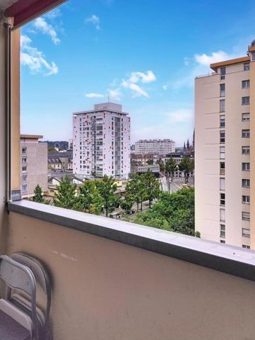 Situé à Mulhouse, à deux pas du centre historique, culturel et commercial, ce magnifique  appartement de 4 pièces , 3 chambres , vaste séjour lumineux  avec balcon, cave.