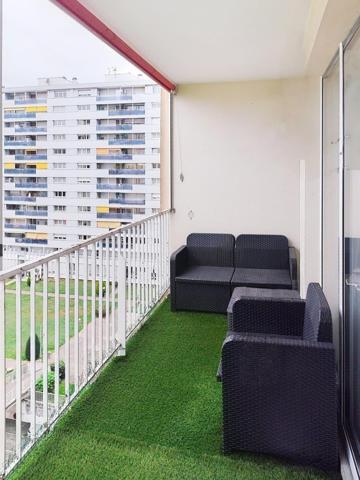 Situé à Mulhouse, à deux pas du centre historique, culturel et commercial, ce magnifique  appartement de 4 pièces , 3 chambres , vaste séjour lumineux  avec balcon, cave.