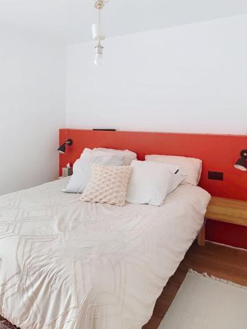 Situé à Mulhouse, à deux pas du centre historique, culturel et commercial, ce magnifique  appartement de 4 pièces , 3 chambres , vaste séjour lumineux  avec balcon, cave.