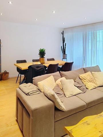 Situé à Mulhouse, à deux pas du centre historique, culturel et commercial, ce magnifique  appartement de 4 pièces , 3 chambres , vaste séjour lumineux  avec balcon, cave.