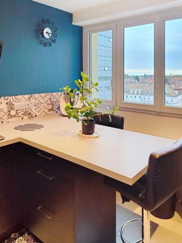 Situé à Mulhouse, à deux pas du centre historique, culturel et commercial, ce magnifique  appartement de 4 pièces , 3 chambres , vaste séjour lumineux  avec balcon, cave.