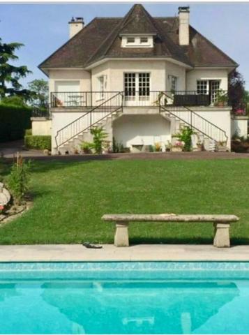 A VENDRE Secteur recherché AMILLY - SPACIEUSE MAISON avec PISCINE, jardin arboré et accès privatif Canal