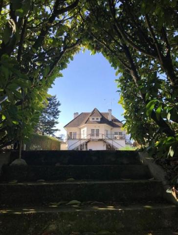 A VENDRE Secteur recherché AMILLY - SPACIEUSE MAISON avec PISCINE, jardin arboré et accès privatif Canal