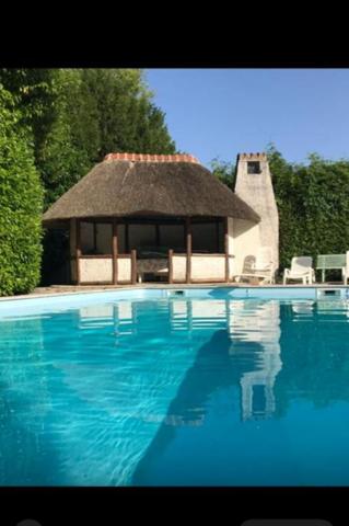 A VENDRE Secteur recherché AMILLY - SPACIEUSE MAISON avec PISCINE, jardin arboré et accès privatif Canal
