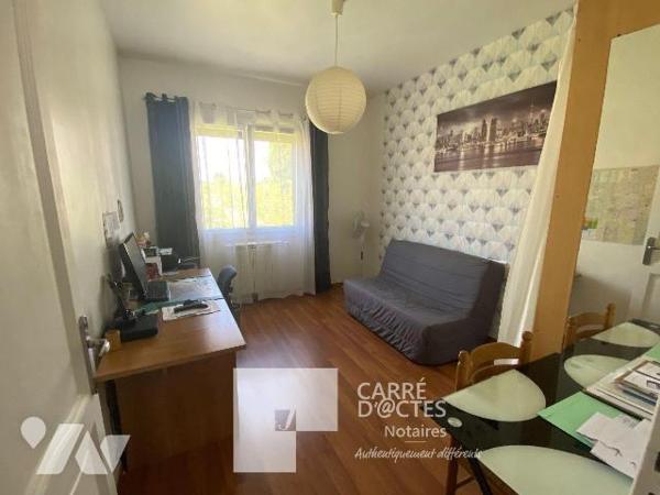 Les Notaires Associés CARRE D'@CTES VAUNAGE vous proposent cette grande maison familiale de plu...