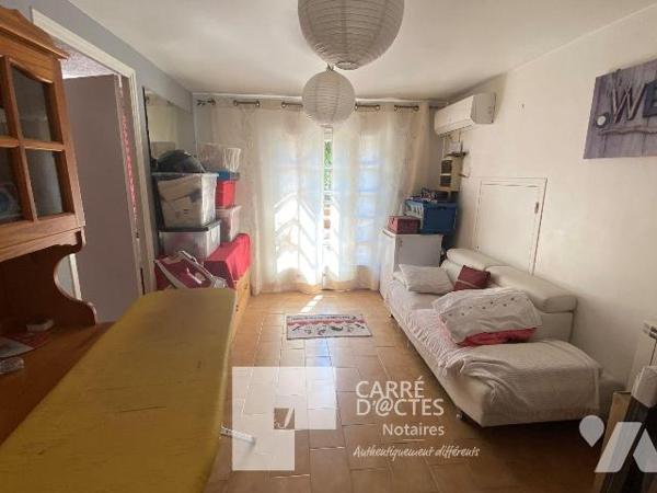 Les Notaires Associés CARRE D'@CTES VAUNAGE vous proposent cette grande maison familiale de plu...