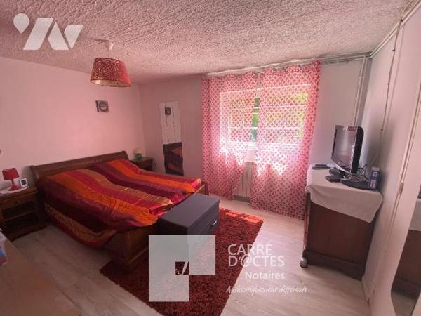 Les Notaires Associés CARRE D'@CTES VAUNAGE vous proposent cette grande maison familiale de plu...