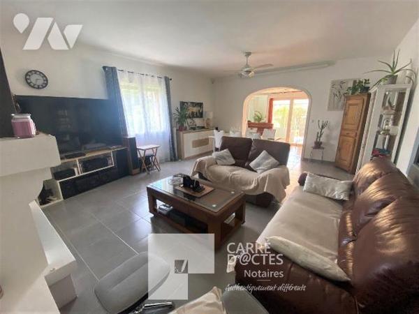 Les Notaires Associés CARRE D'@CTES VAUNAGE vous proposent cette grande maison familiale de plu...