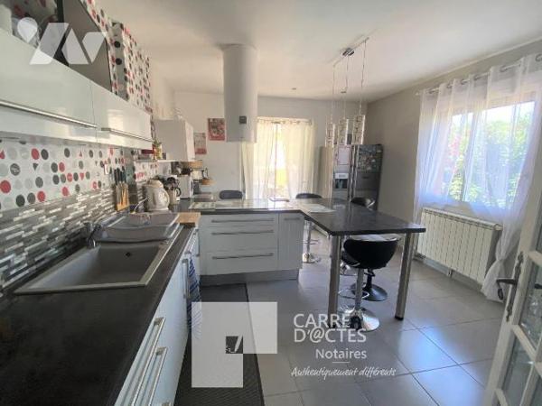 Les Notaires Associés CARRE D'@CTES VAUNAGE vous proposent cette grande maison familiale de plu...