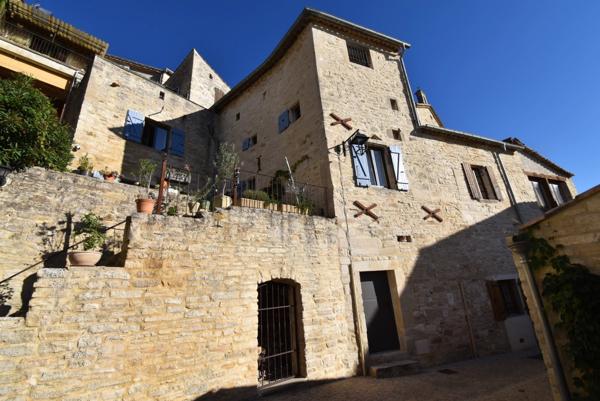 BARJAC – Maison de caractère en pierre datant de 1658 – Vue sur les Cévennes