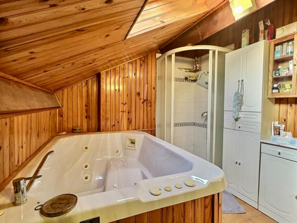 Maison, secteur les Chartreux, bas de Montolivet, 13004 MARSEILLE, terrasses, piscine, terrain arboré, garage et dépendances