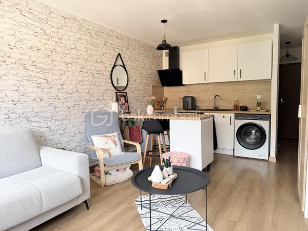 À découvrir sur la commune de Montigny-lès-Metz, agréable studio meublé de 25 m², entièrement rénové avec goût 🔥

🛋️ Le bien se compose :

d’une pièce de vie lumineuse ☀️
d’une cuisine entièrement équipée 🍽️
d’une salle d’eau moderne 🚿
ainsi que de nombreux équipements permettant une installation immédiate ✅

⭐ Les + du logement :

appartement entièrement meublé 🛏️
rénovation complète récente ✨
cave privative 📦
place de parking 🚗
isolation extérieure et toiture très récentes 🏠
chauffage collectif ♨️

💶 Charges : 1 400 € par an, soit environ 117 € par mois, comprenant :

chauffage ♨️
eau chaude 🚿
eau froide 💧

📍Idéal pour un investissement locatif, un étudiant 🎓 ou un premier achat 🔑

📞 Pour plus d’informations ou organiser une visite, contactez-moi !