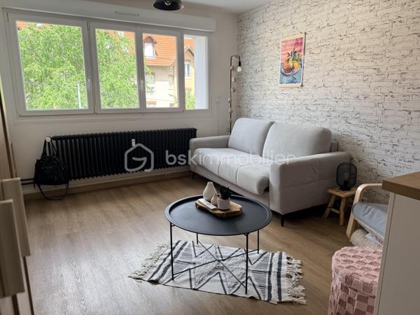 À découvrir sur la commune de Montigny-lès-Metz, agréable studio meublé de 25 m², entièrement rénové avec goût 🔥

🛋️ Le bien se compose :

d’une pièce de vie lumineuse ☀️
d’une cuisine entièrement équipée 🍽️
d’une salle d’eau moderne 🚿
ainsi que de nombreux équipements permettant une installation immédiate ✅

⭐ Les + du logement :

appartement entièrement meublé 🛏️
rénovation complète récente ✨
cave privative 📦
place de parking 🚗
isolation extérieure et toiture très récentes 🏠
chauffage collectif ♨️

💶 Charges : 1 400 € par an, soit environ 117 € par mois, comprenant :

chauffage ♨️
eau chaude 🚿
eau froide 💧

📍Idéal pour un investissement locatif, un étudiant 🎓 ou un premier achat 🔑

📞 Pour plus d’informations ou organiser une visite, contactez-moi !