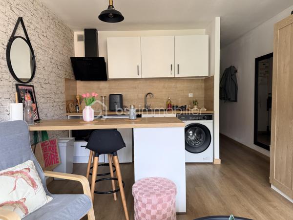 À découvrir sur la commune de Montigny-lès-Metz, agréable studio meublé de 25 m², entièrement rénové avec goût 🔥

🛋️ Le bien se compose :

d’une pièce de vie lumineuse ☀️
d’une cuisine entièrement équipée 🍽️
d’une salle d’eau moderne 🚿
ainsi que de nombreux équipements permettant une installation immédiate ✅

⭐ Les + du logement :

appartement entièrement meublé 🛏️
rénovation complète récente ✨
cave privative 📦
place de parking 🚗
isolation extérieure et toiture très récentes 🏠
chauffage collectif ♨️

💶 Charges : 1 400 € par an, soit environ 117 € par mois, comprenant :

chauffage ♨️
eau chaude 🚿
eau froide 💧

📍Idéal pour un investissement locatif, un étudiant 🎓 ou un premier achat 🔑

📞 Pour plus d’informations ou organiser une visite, contactez-moi !