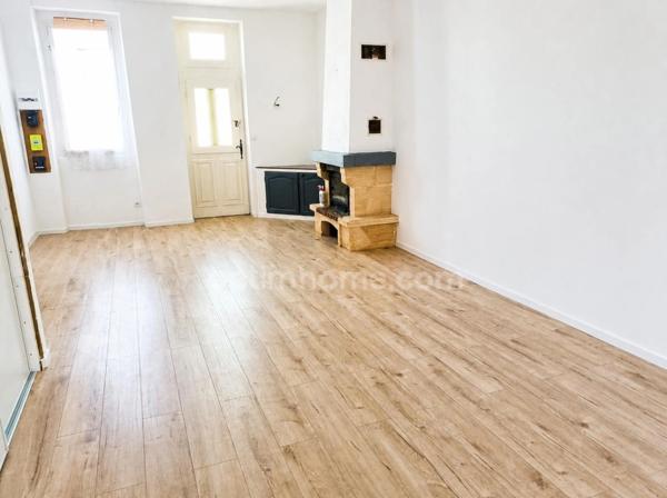 Maison de ville rénovée de 95 m² – 4 chambres – Cour et garage – Centre-ville RUELLE SUR TOUVRE (16)