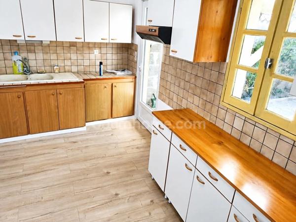 Maison de ville rénovée de 95 m² – 4 chambres – Cour et garage – Centre-ville RUELLE SUR TOUVRE (16)