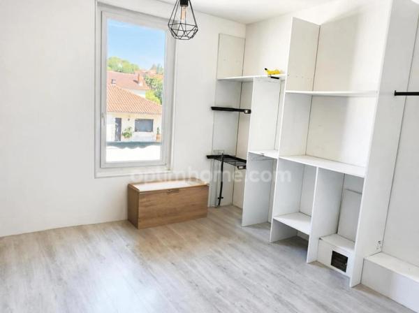 Maison de ville rénovée de 95 m² – 4 chambres – Cour et garage – Centre-ville RUELLE SUR TOUVRE (16)