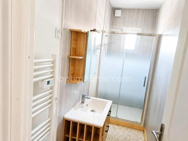 Maison de ville rénovée de 95 m² – 4 chambres – Cour et garage – Centre-ville RUELLE SUR TOUVRE (16)